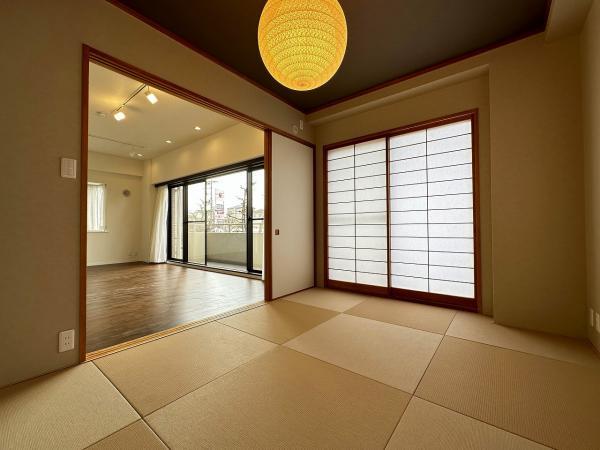 琉球畳が使われた和室は洋風のリビングともマッチして、お家全体の統一感を崩しません