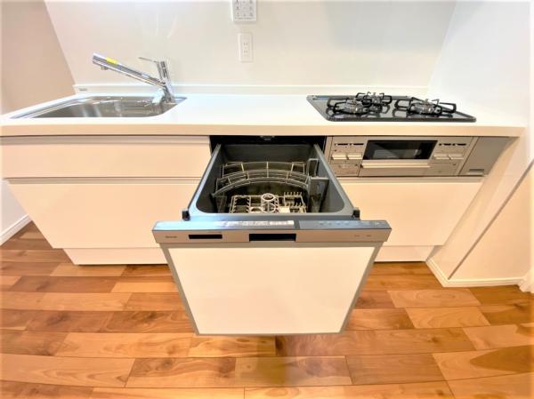 【食洗器】日々の生活における使いやすい家事の動線、あったらいいなの食洗器は家事の大きな時間短縮になります。 【内外観】キッチン