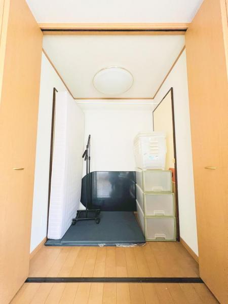 主寝室には広いクローゼットがありお荷物の整理がとても助かります。 【内外観】収納