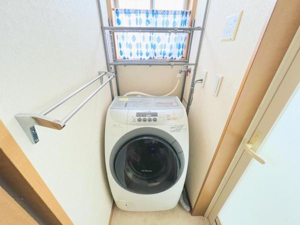 人気のドラム式洗濯機も使いやすく設置できます。 【内外観】洗面台・洗面所