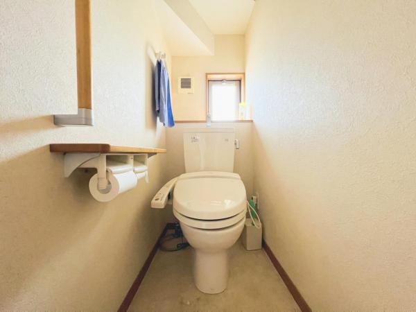 ウォシュレット付きのトイレは清潔感があり安心です。 【内外観】トイレ