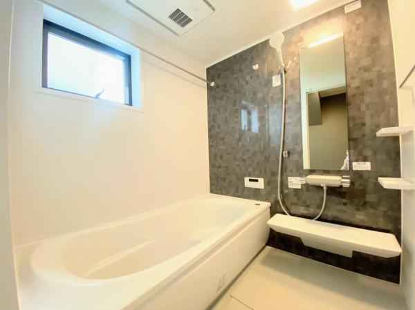【浴室】快適な使い心地とゆとりある空間が1日の疲れを解きほぐすバスルーム。空間も浴槽もゆったりのびのび使えます。 【内外観】浴室