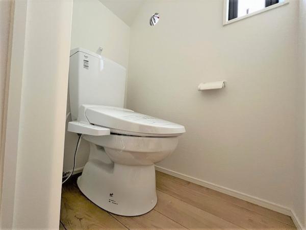 快適な使用感が人気の温水洗浄脱臭暖房機能を搭載。しかも汚れがつきにくく落ちやすい、洗浄力に優れた洗浄機能付トイレ。(1階) 【内外観】トイレ