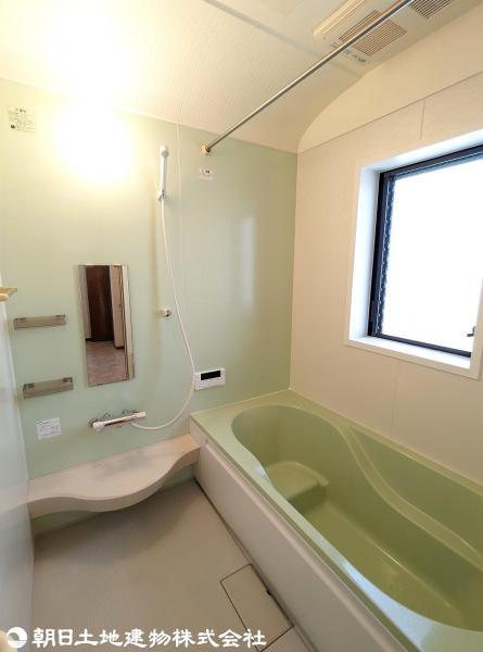 ＜浴室＞１坪タイプのゆったりバスルームです。 【内外観】浴室