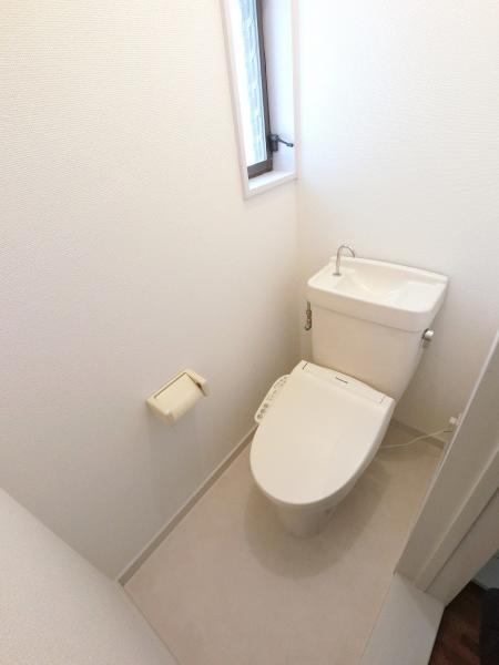 洗浄機能を標準完備、清潔な空間が印象的です。 【内外観】トイレ