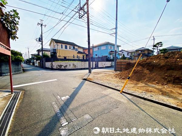 11月上旬撮影 【内外観】前面道路含む現地写真