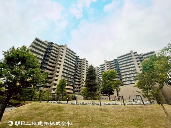 人気の湘南台エリアの緑豊かな敷地の中にそびえる619戸のビックコミュニティ。 【内外観】現地外観写真