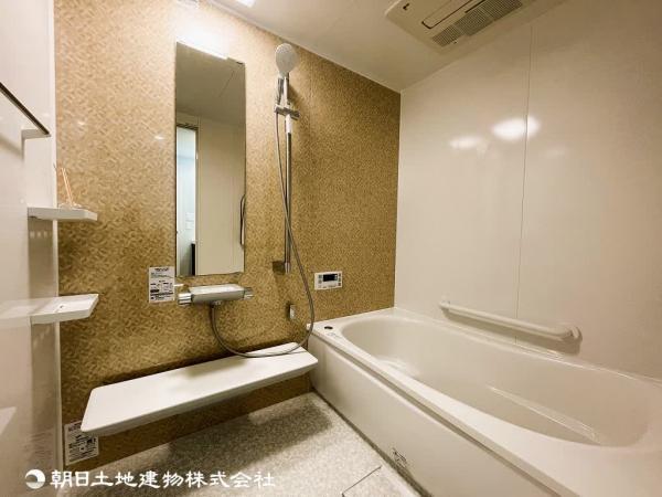 １日の疲れを癒す浴槽は広々としたタイプ。浴槽窓や浴室乾燥付きの為、カビなども防げいつでもきれいに保てます。 【内外観】浴室