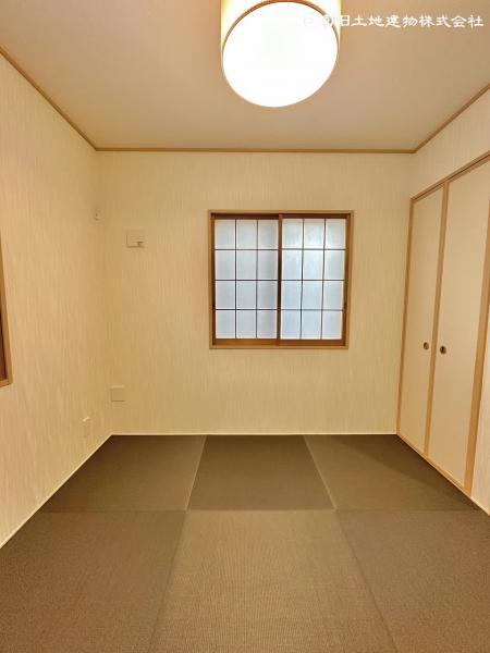 1階には和室を採用。琉球畳風でお手入れのしやすいデザインです。 【内外観】リビング以外の居室