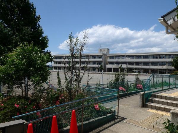 新宿小学校まで約467～503ｍ 【周辺環境】小学校