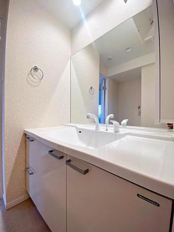 収納力と機能性に優れ、お手入れラクラクの三面鏡付き洗面化粧台で朝の身だしなみもバッチリですね。 【内外観】洗面台・洗面所