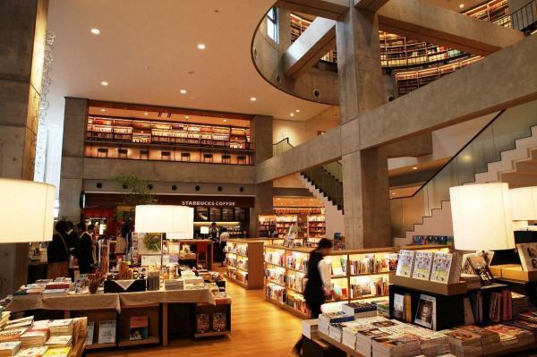 【海老名市立中央図書館】　一階に蔦屋書店スターバックスコーヒーがあり、新刊を購入してスターバックスでコーヒーを飲みながら読書なんてこともできます。 【周辺環境】図書館