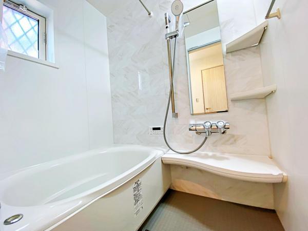 温かさを保つ浴槽など機能的で清潔感溢れる浴室 【内外観】浴室
