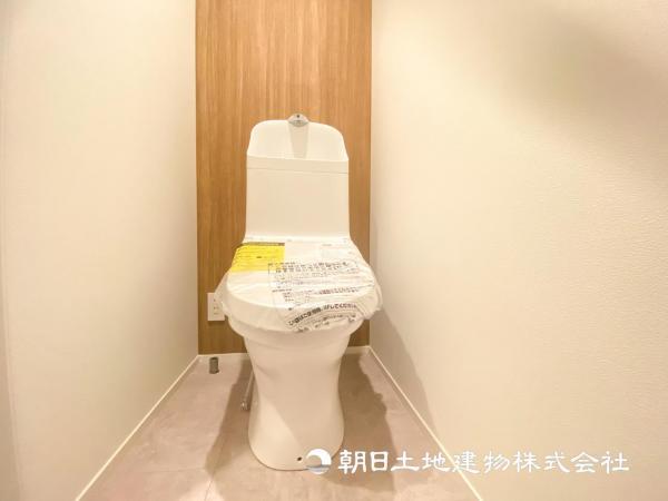【トイレ】ベースカラーにホワイトを取り込み清潔感のあるＷＣです 【内外観】トイレ