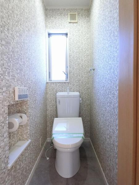 洗浄機能・脱臭機能を完備、開口窓も設け清潔な室内を保ちます。 【内外観】トイレ