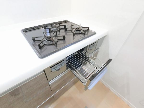 ビルトインガスコンロは様々な料理が作れる便利な専用調理器が充実。 【設備】その他設備