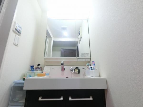 朝の身支度にも便利な大きな鏡のある洗髪洗面化粧台です。 【内外観】洗面台・洗面所