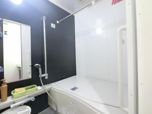 黒のアクセントがシックな雰囲気なバスルームです！ 【内外観】浴室