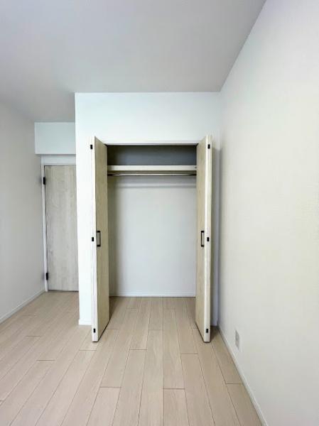 居室の収納は荷物の整理に役立つスペースです。 【内外観】収納