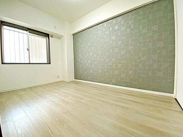白を基調とした明るく清潔感あふれる洋室です。 【内外観】リビング以外の居室