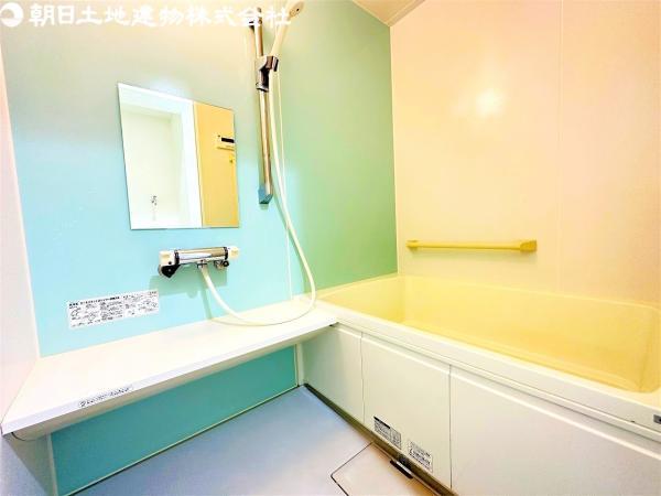 爽やかなアクセントクロスが清潔感の溢れるバスルームです。 【内外観】浴室
