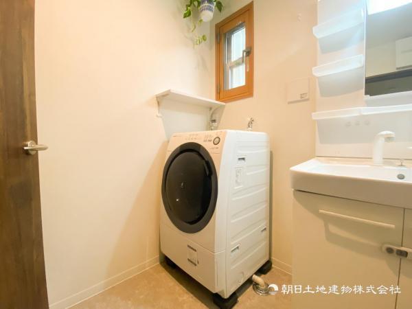 【洗面・脱衣所】ストレスフリーな広いランドリースペース。　　大きな洗濯機乾燥機もしっかりとおけます。 【内外観】洗面台・洗面所