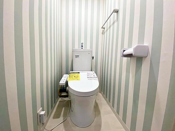 トイレ設備も一新されています。もちろん温水洗浄機能付き便座です。 【内外観】トイレ