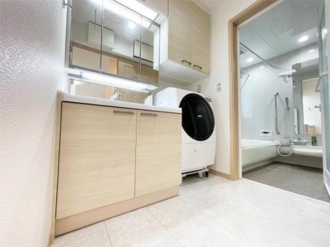 洗面、脱衣室がすっきり片付く嬉しい収納。内部には電動歯ブラシやシェーバーなどが充電できるコンセントもあり、身支度を便利にサポートします。 【内外観】洗面台・洗面所