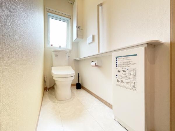 トイレットペパーや消臭剤など意外と物があふれるトイレもスッキリ収納できます 【内外観】トイレ