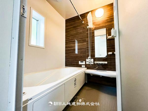 【浴室】お掃除のしやすさ・収納の便利さ等、おふろを使う人、お手入れする人、みんなにとっての「使いやすさ」を追求した浴室を採用いたしました。 【内外観】浴室