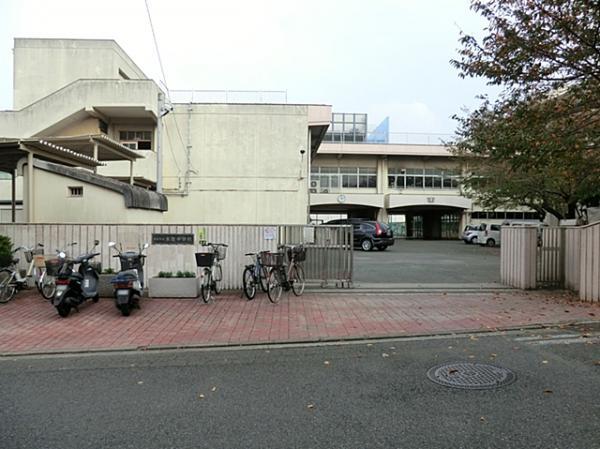 本宿中学校650ｍ 【周辺環境】中学校