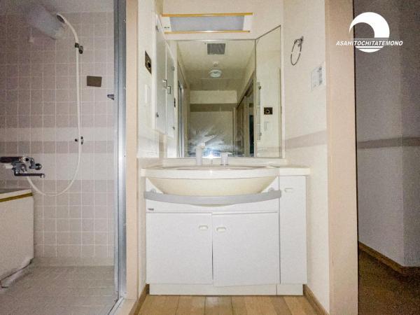 【洗面・脱衣所】３面鏡、シャワーヘッド、収納など充実の設備。動きやすい広さがあり使い勝手が良好です。 【内外観】洗面台・洗面所