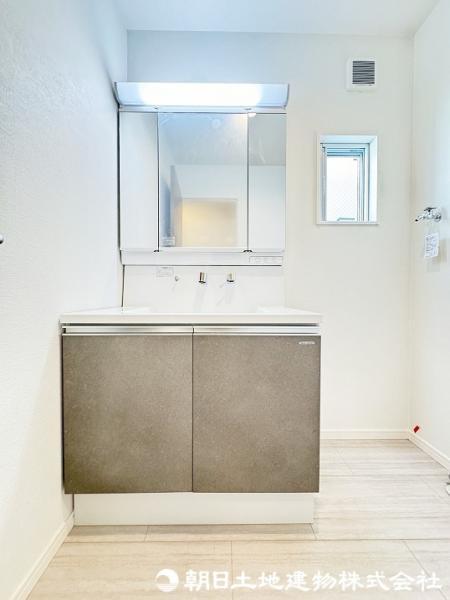 ＜洗面室＞すっきりと収納ができる三面鏡タイプの洗面台です。 【内外観】洗面台・洗面所