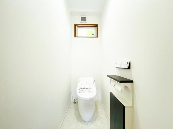 白と黒を基調とした落ち着きのあるトイレです。 【内外観】トイレ