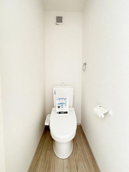 １階トイレは、洗浄機能を標準完備、清潔な空間が印象的です。 【内外観】トイレ