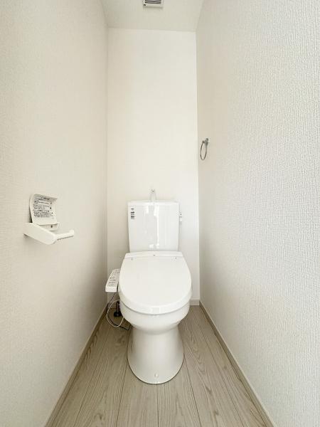 2階トイレは、洗浄機能を標準完備、清潔な空間が印象的です。 【内外観】トイレ
