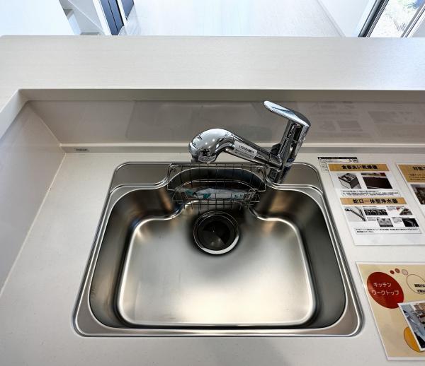 システムキッチンには浄水器一体型の水栓が付いています。 【内外観】キッチン