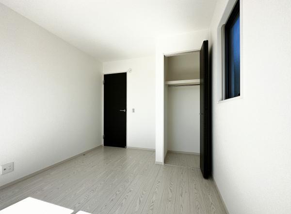 白で統一された清潔感あふれる爽やかなお部屋です。 【内外観】リビング以外の居室