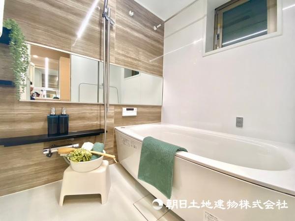 大理石調のアクセントパネルを使用した高級感のある浴室！ 【内外観】浴室