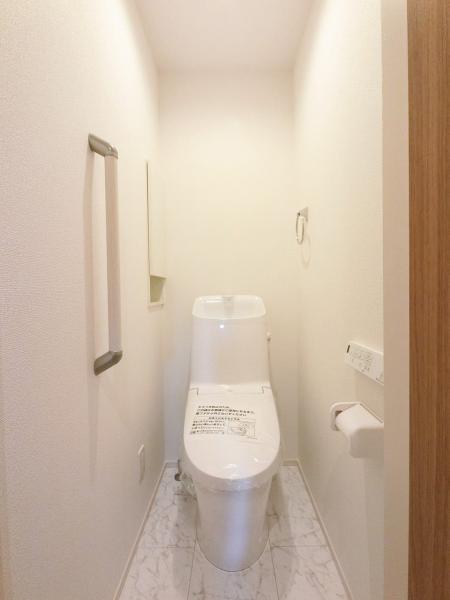 トイレまわり用品の整理に便利な収納棚付きです。 【内外観】トイレ