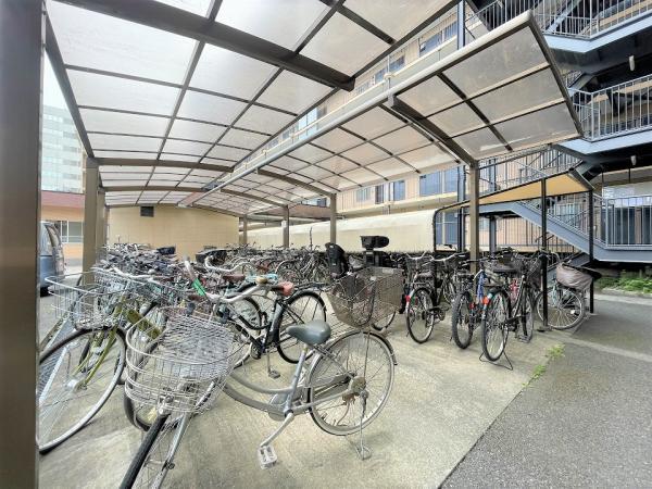 駐輪場は、屋根付きになっておりますので、大切な自転車を雨風から守ってくれます！ 【内外観】その他共用部