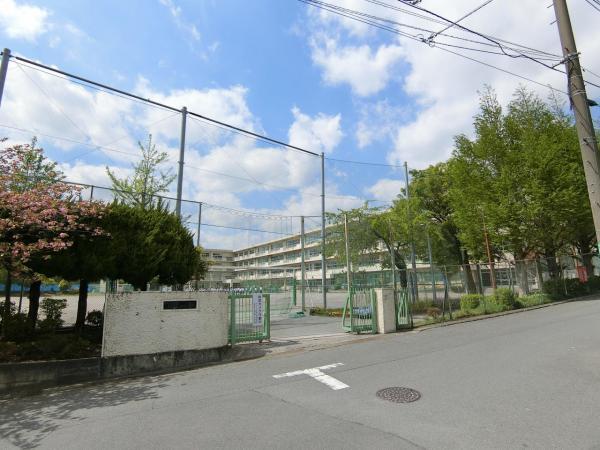 鶴川第二中学校まで約1012m 【周辺環境】中学校