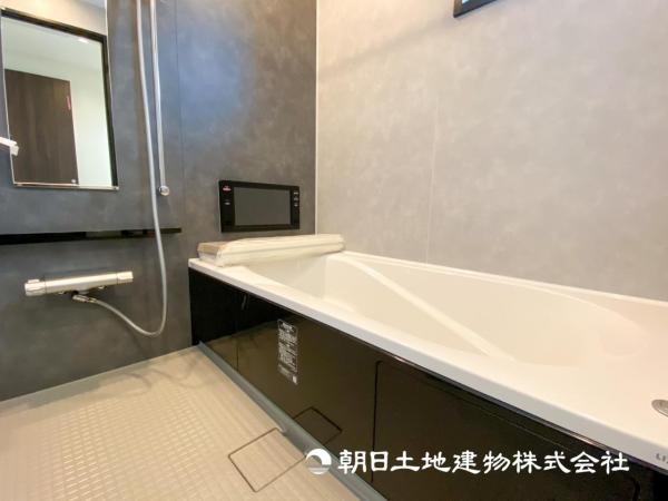 【浴室】近年のシステムバスは浴室で厄介な水垢や排水溝等お掃除が楽になるよう配慮されています 【内外観】浴室