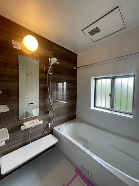 ウッド調のアクセントパネルで落ち着いた雰囲気のバスルーム 【内外観】浴室