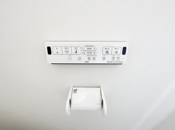 毎日使うトイレには快適な温水洗浄便座付。 【設備】発電・温水設備