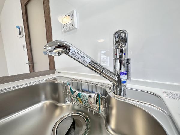 浄水器を内蔵したシャワー混合水栓。お料理の際に気軽に浄水が利用いただけます。 【内外観】キッチン