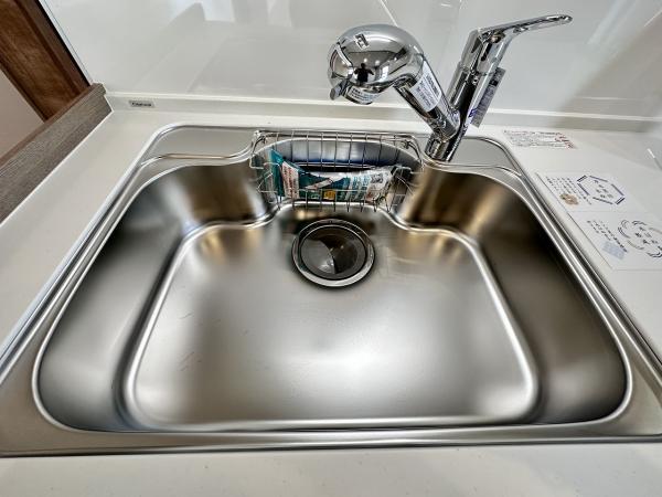 シャワー水栓が流水音や水はね音を減少。ホース式ですので、シンク内のお掃除も楽々です。 【内外観】キッチン