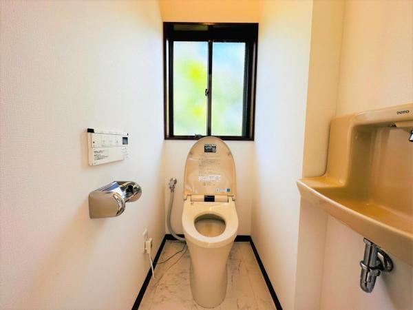 2階トイレ 【内外観】トイレ