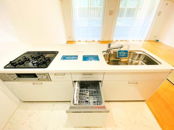 人気の食器洗い乾燥機付システムキッチン。 【内外観】キッチン