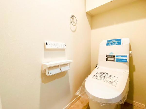 毎日使うトイレには快適な温水洗浄便座付。ペーパーボックスも完備♪  【内外観】トイレ